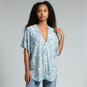 Adrianne ladies V-neck top small, very good condition flowing short sleeves